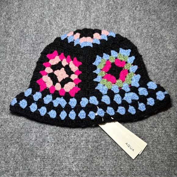 NWT $78 Bloomingdale’s Aqua Beanie Crochet Granny Square Black Pink Bucket Hat - Picture 4 of 5